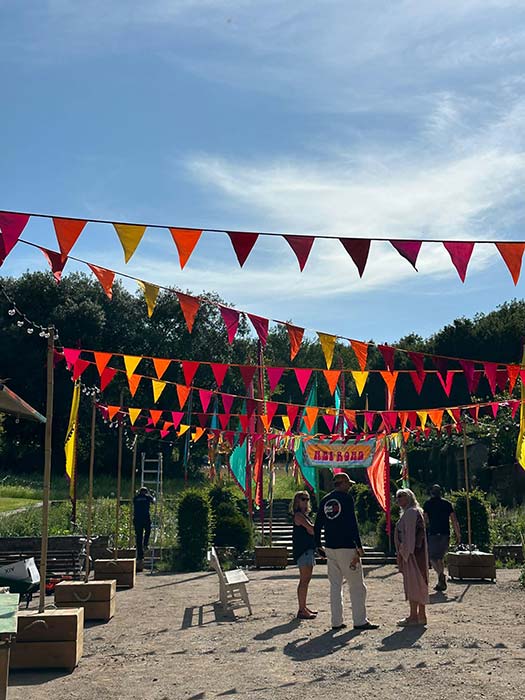 warm hue bunting rig with box stands